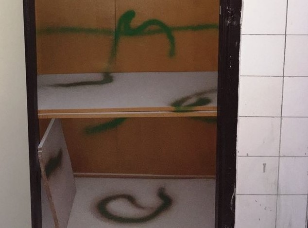 Neznámy vandal vyčíňal v kúpeľoch počas rekonštrukcie, skrine postriekal červenou a zelenou farbou