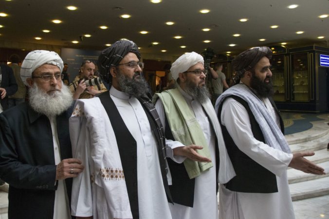 Američania a Talibanci sa dohodli na obmedzení násilia, očakáva sa podpísanie mierovej dohody