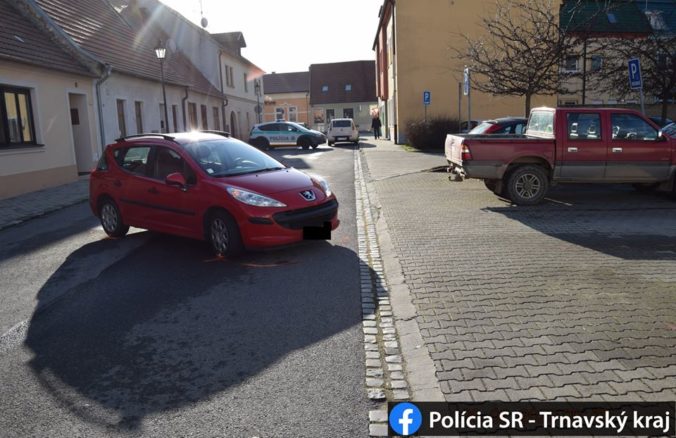 Mladík na Peugeote pri cúvaní zachytili chodkyňu, po prevoze do nemocnice zomrela (foto)