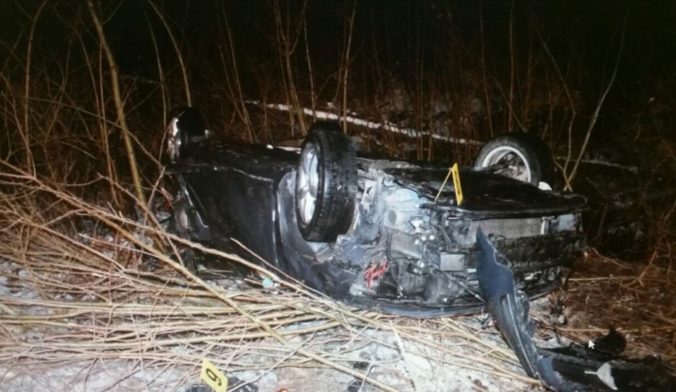 Tragická nehoda v Prešovskom kraji, auto sa po náraze do svahu prevrátilo na strechu