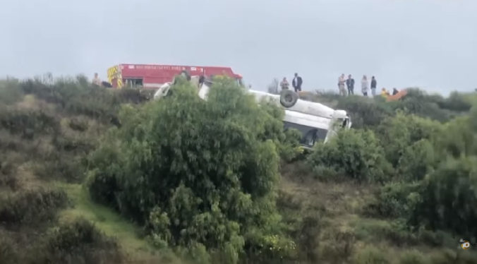 Autobus zišiel z diaľnice a skončil na streche, nehoda si vyžiadala troch mŕtvych a 18 zranených