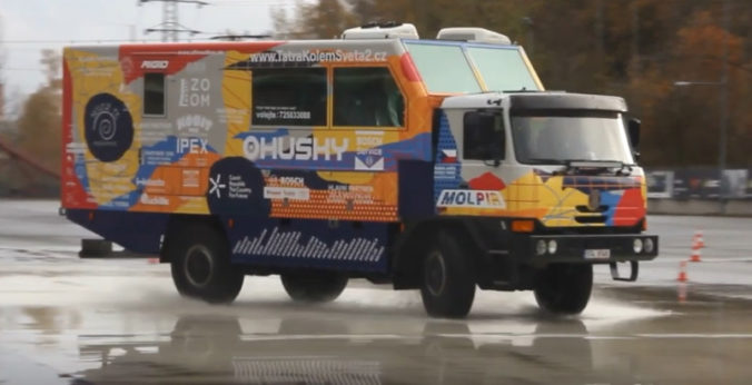 Obytná terénna Tatra vyštartovala z Česka na cestu okolo sveta, pridať sa môže ktokoľvek (video)