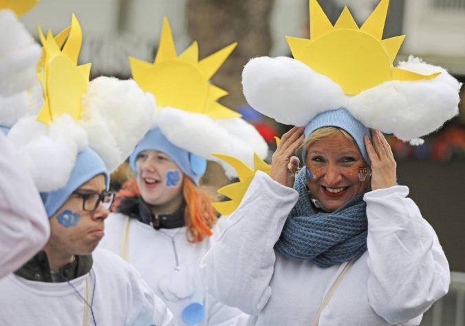 Silný vietor rušil tradičné karnevaly v Nemecku aj Holandsku, účastníkom odfúklo časti kostýmov