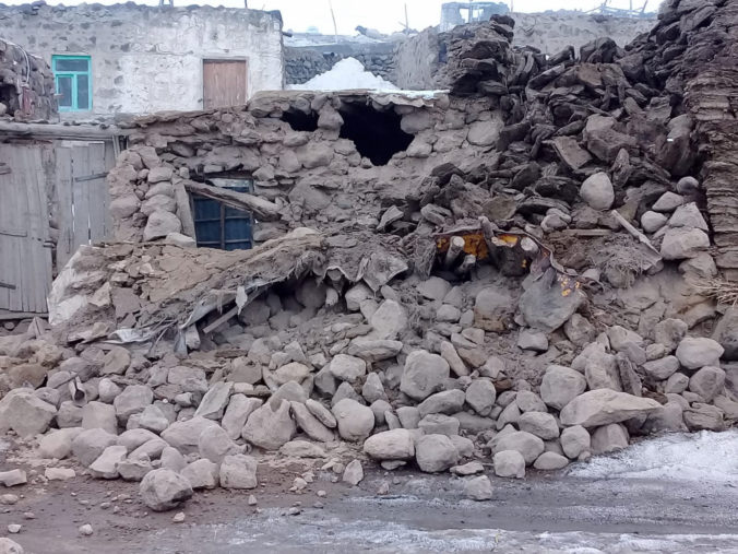 V Turecku pri zemetrasení zomrelo sedem ľudí, ďalší uviazli pod troskami popadaných budov (video)
