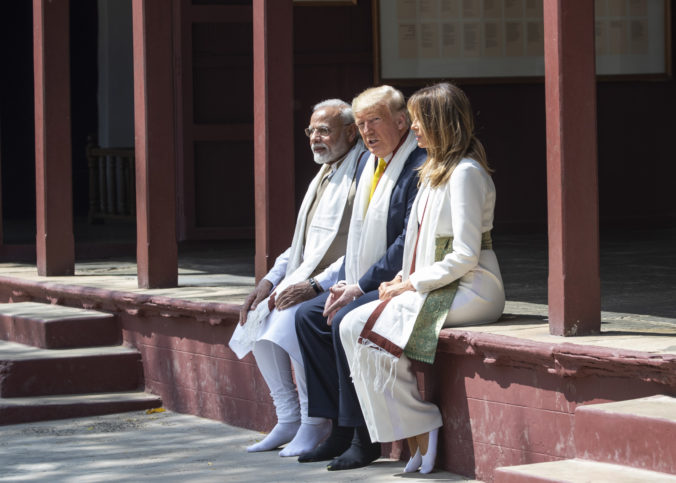 Trump pricestoval na prvú oficiálnu návštevu Indie, jednou z jeho zastávok bol aj Gándhího dom