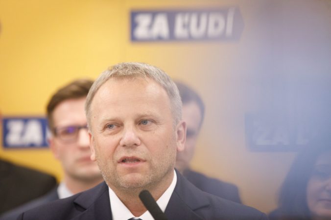 Kandidát Kiskovej strany Ledecký robil predvolebnú kampaň za obecné peniaze, tvrdí Transparency