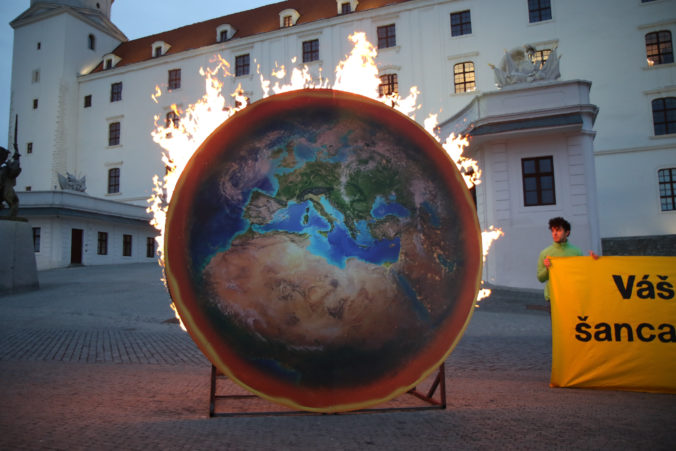 Aktivisti na Bratislavskom hrade zapálili maketu planéty, poukazujú na vážnosť situácie (foto)