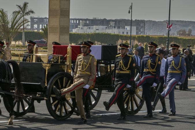 Egyptského exprezidenta Mubaraka pochovali s vojenskými poctami, vláda vyhlásila smútok (video)