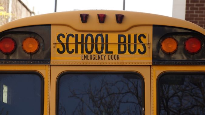 Školský autobus zrazil desaťročné dievča, po príchode do nemocnice zomrelo