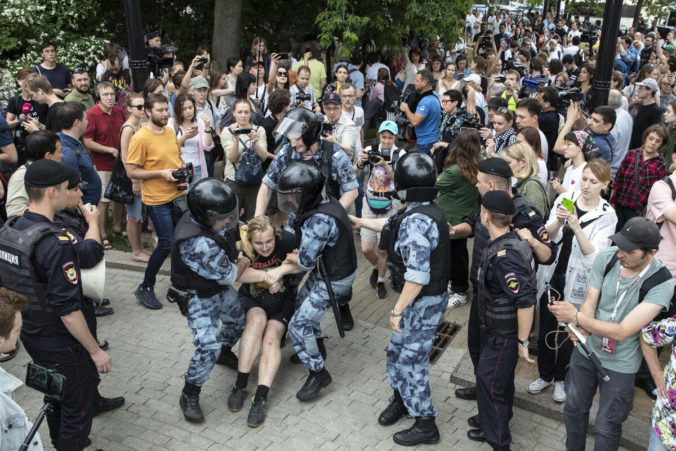 Za policajné násilie počas masových protestov v Moskve, je podľa Putina zodpovedná opozícia