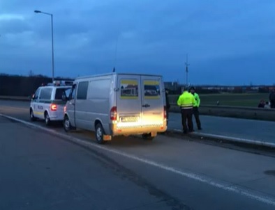 Policajti zastavili na hraniciach rumunskú dodávku, vo vnútri ich čakalo prekvapenie (video)