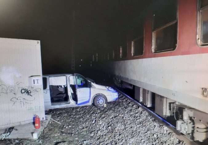 Hrozivo vyzerajúca zrážka dodávky s vlakom sa zaobišla bez zranení (foto)