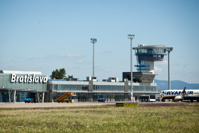 Na slovenských letiskách prebieha v súvislosti s koronavírusom zdravotná kontrola pasažierov