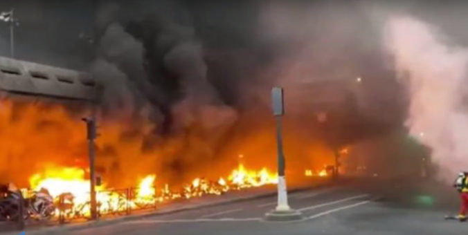 Neďaleko vlakovej stanice horelo, údajne niekto podpálil skúter počas nepovoleného koncertu (video)