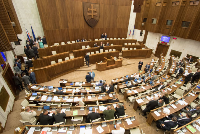 Parlament v pôvodnom zložení sa skončí úderom polnoci, bývalí poslanci dostanú tisíce eur