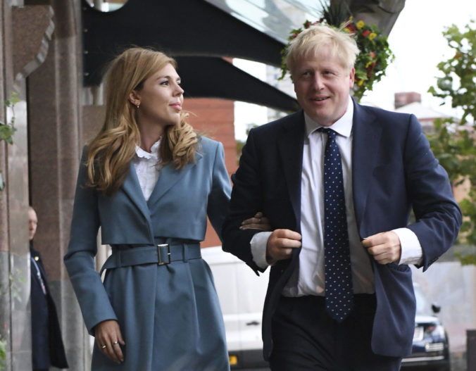 Premiér Johnson sa zasnúbil, s partnerkou Carrie čakajú svoje prvé dieťa