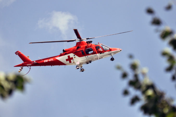 Pri dopravnej nehode zasahoval vrtuľník, odviezol dve maloleté dievčatá