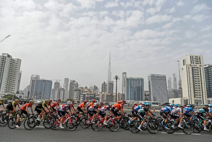 Účastníkov pretekov v Emirátoch testujú na koronavírus, cyklistov umiestnili do karantény