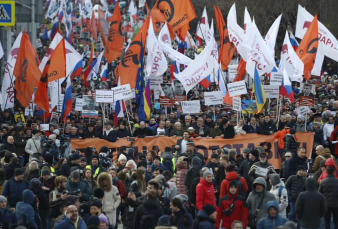 V centre Moskvy sa zišli tisíce ľudí, pochodovali na pamiatku zavraždeného Nemcova (video)