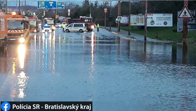 Gagarinovu ulicu v Bratislave zaplavila voda, polícia musela odkláňať dopravu