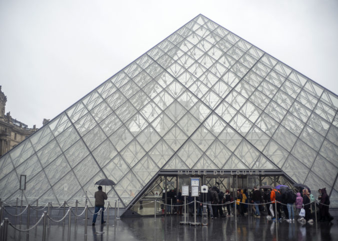 Parížsky Louvre zostal pre koronavírus zatvorený už druhý deň, turistov nechali stáť pred dverami