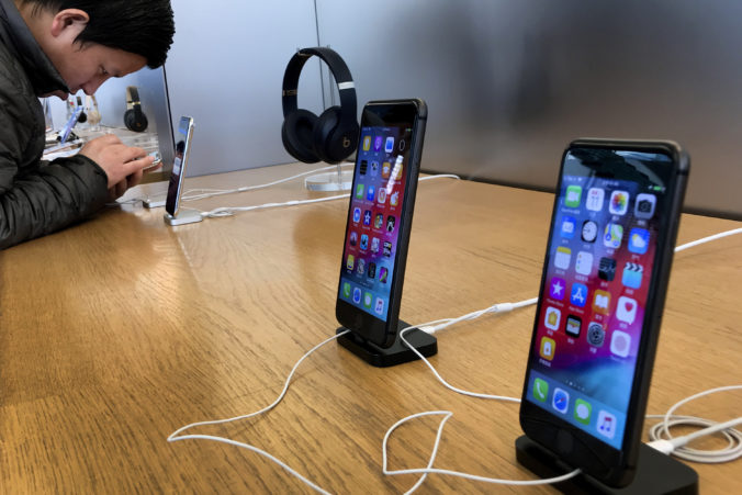 Apple zaplatí mastné odškodné, úmyselne spomaľoval staršie iPhony