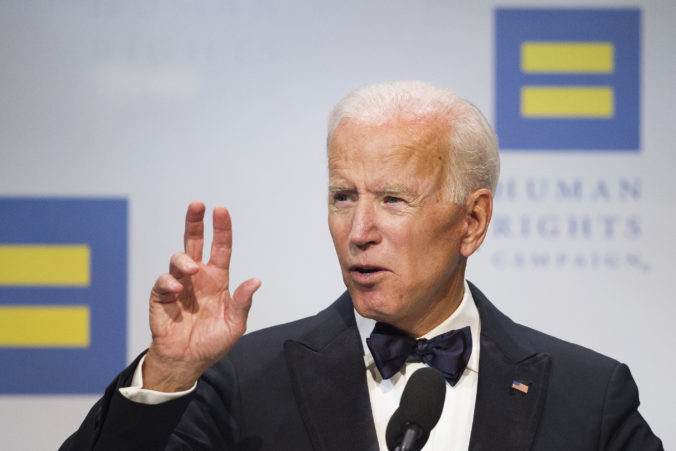 Joe Biden zvíťazil v demokratických primárkach v desiatich zo štrnástich štátov