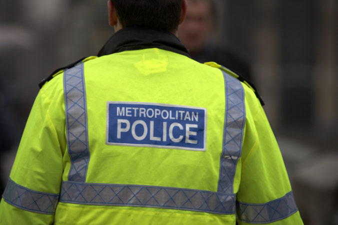 Britskí policajti našli v aute podozrivé zariadenie podobné výbušnine, zatkli dvoch mužov