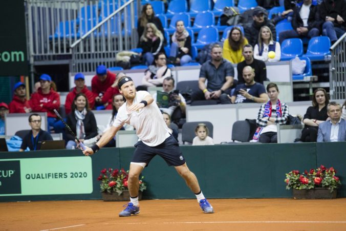Slovenskí tenisti prehrávajú s Českom, Kovalík neuspel v prvej dvojhre proti Veselému