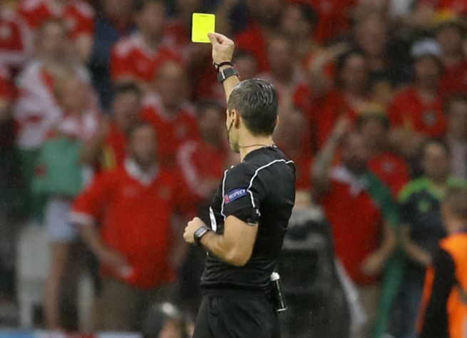 V Nemecku otestujú zmenu futbalových pravidiel, zmenia tresty za žlté karty