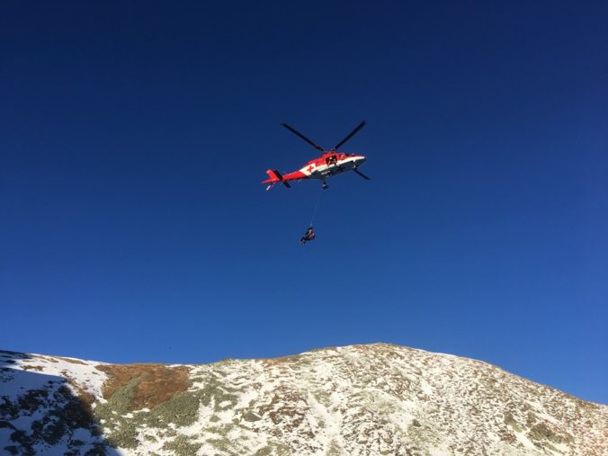 Záchranársky vrtuľník zasahoval pri páde skialpinistu v Mengusovskej doline
