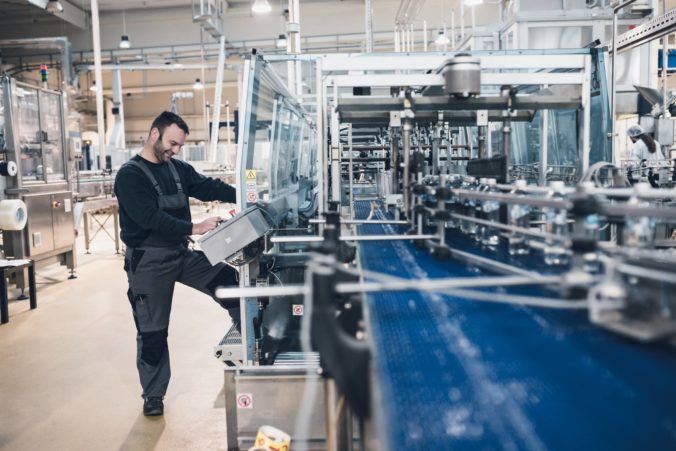 Niektoré fabriky na Slovensku spomaľujú výrobu, chýbajú im súčiastky z Talianska