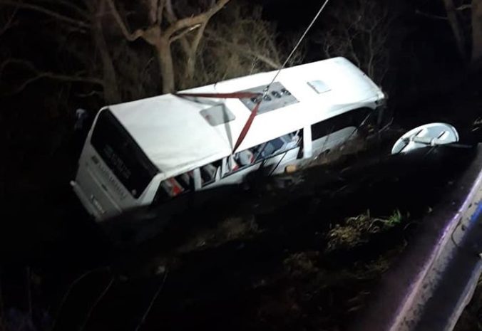 Autobus po zrážke s dodávkou skončil v rieke, nehodu v Černovej neprežili dvaja ľudia (foto)
