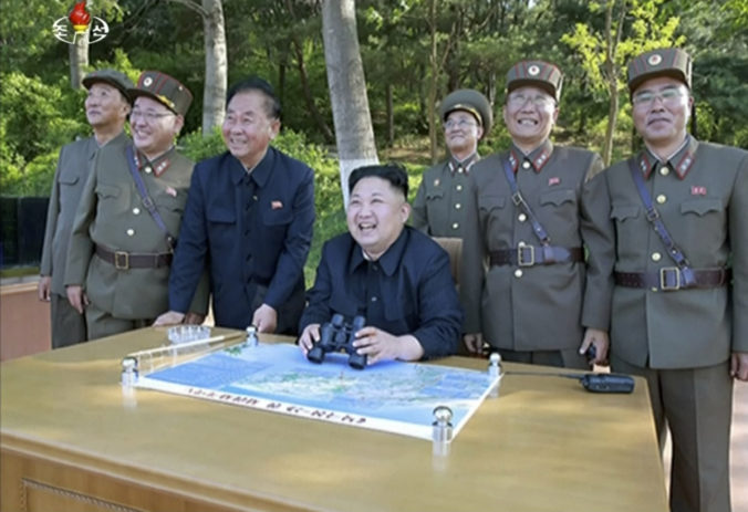 Severná Kórea vykonala delostreleckú „súťaž“, na cvičenie dohliadal sám Kim Čong-un