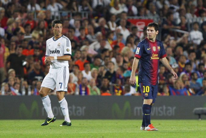 Futbalové megahviezdy Messi a Ronaldo vyzývajú ľudí k zodpovednosti v boji s koronavírusom