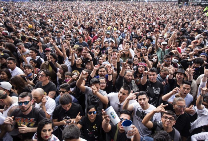 Napiek koronavírusu sa Mexiku konal veľký hudobný festival, headlinerom boli Guns N‘ Roses