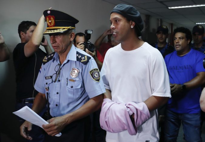 Ronaldinho sa predviedol v paraguajskom väzení, spoluhráčom pomohol vyhrať prasiatko na grilovanie