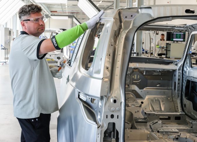 Výrobu áut na Slovenku pre koronavírus pozastaví aj Jaguar Land Rover