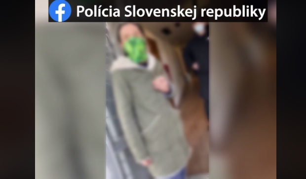 Nie ste v Hiltone, odkazuje polícia ľuďom v karanténe v Gabčíkove. Video pobúrilo aj Slovákov