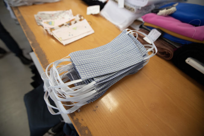 Obuvnícka firma Vulkan z Partizánskeho začala vyrábať rúška, denne ich chce ušiť tisíce