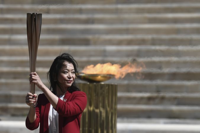 Olympijský oheň majú už v rukách Japonci, jeho zapálenie v Tokiu nezastaví ani koronavírus