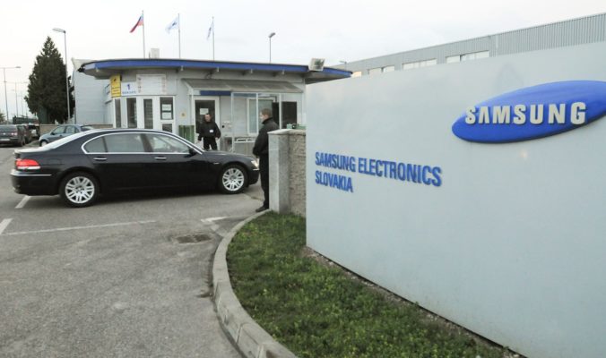 K veľkej automobilovej štvorke sa pridáva aj slovenský Samsung, výrobu preruší zatiaľ na týždeň