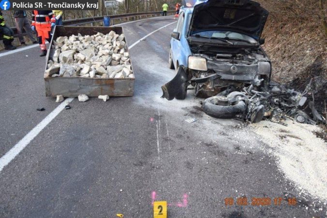 Motocyklista dostal šmyk a prešiel do protismeru, zrážku s Fiatom neprežil (foto)