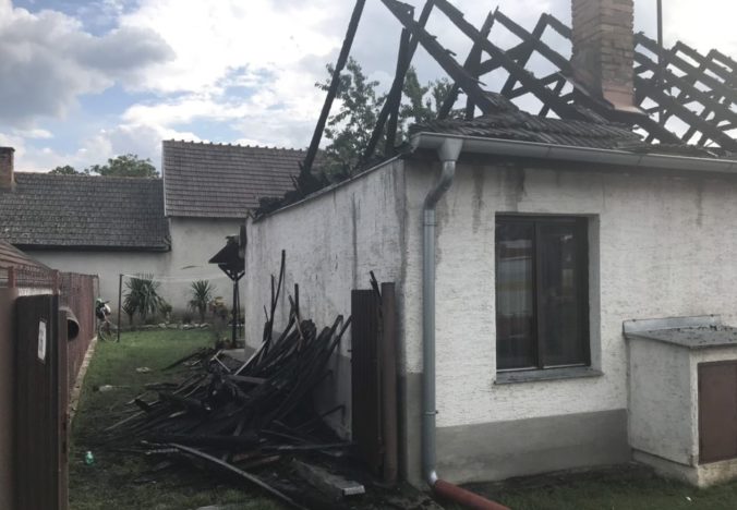 Rodinný dom v Udiči zachvátil požiar, hasiči pri obhliadke našli telo bez známok života