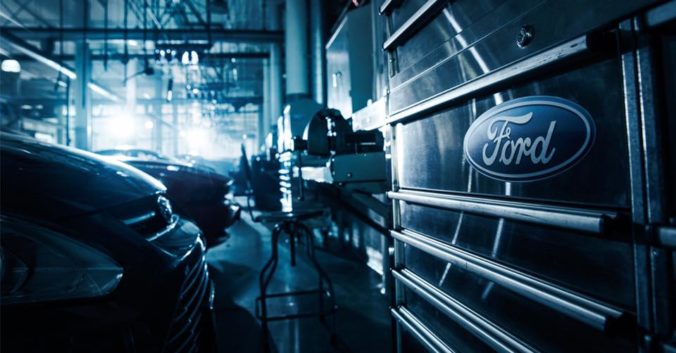 Automobilka Ford plánuje obnoviť výrobu do polovice apríla, v skorý reštart USA verí aj Trump