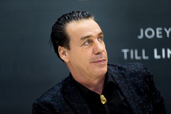 Spevák skupiny Rammstein bol v kritickom stave, potvrdili mu koronavírus