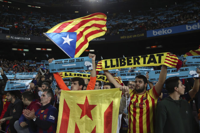Španielsky veľkoklub FC Barcelona venoval regionálnej vláde tridsaťtisíc ochranných masiek