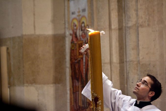 Dátum Veľkej noci sa posunúť nedá, biskupi by mali obrady vykonať bez veriacich