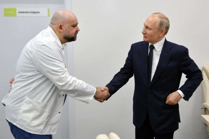 Putin môže byť teoreticky nakazený, podal si ruku s pozitívne testovaným primárom nemocnice