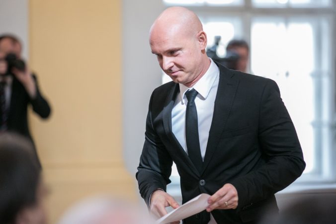 Minister Gröhling nemal na tlačovej konferencii rúško, premiér Matovič žiada najvyššiu pokutu